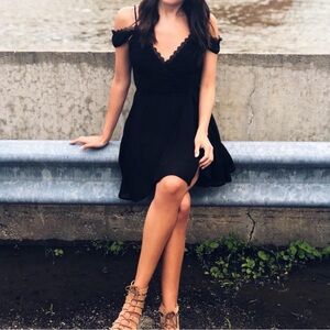 Lulu’s black dress